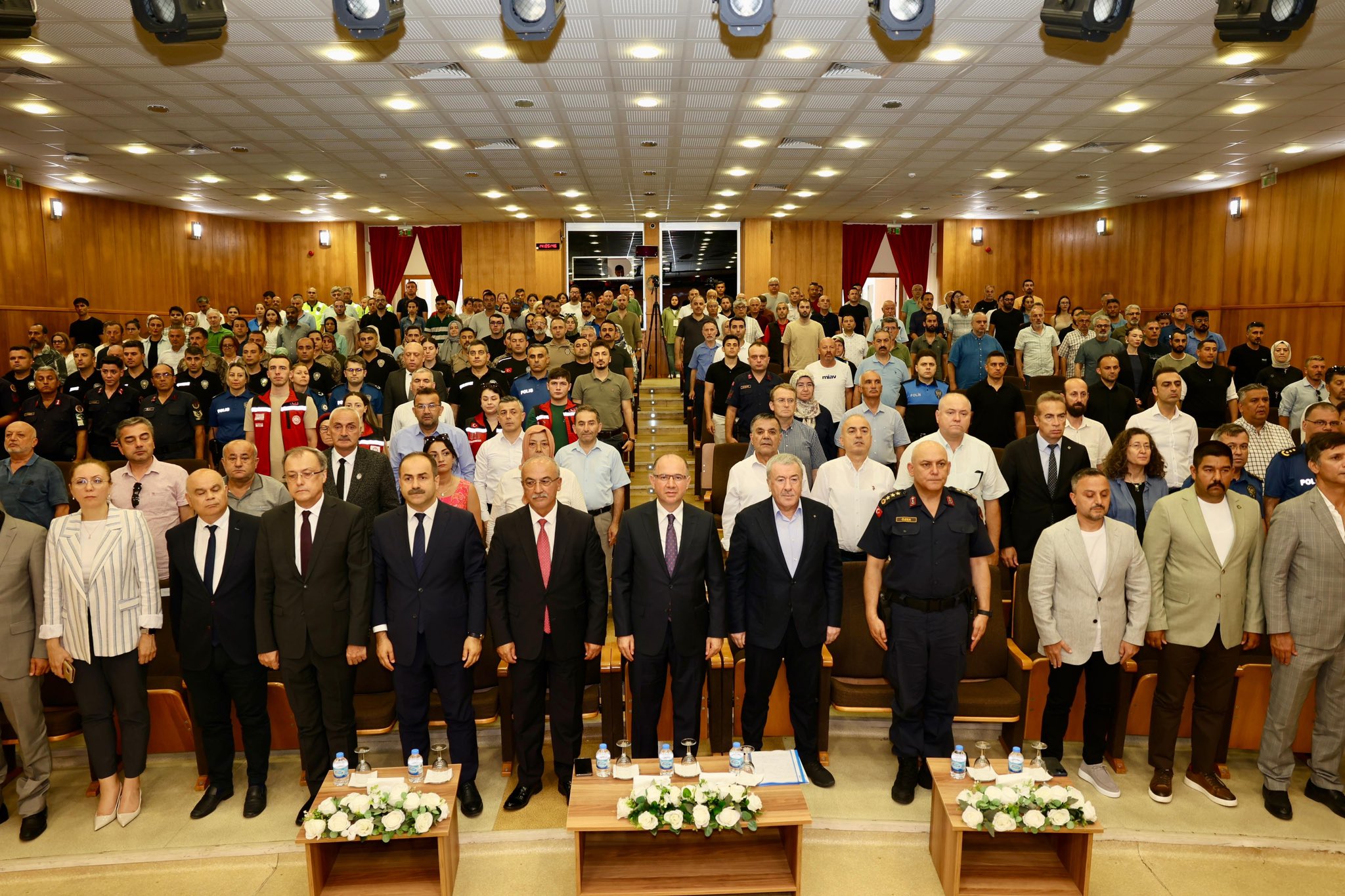 VALİ SERDENGEÇTİ, “ZAFERİN ADI TÜRKİYE” KONFERANSINA KATILDI
