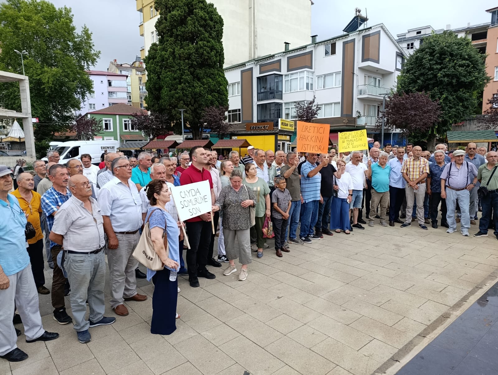 EYNESİL’DE ÇAY ÜRETİCİLERİ AYAKTA: SABRIMIZ TAŞTI, BU MÜCADELE KAZANACAK! SİYASİ PARTİ TEMSİLCİLERİ VE ADD, ÜRETİCİNİN YANINDA SAF TUTTU
