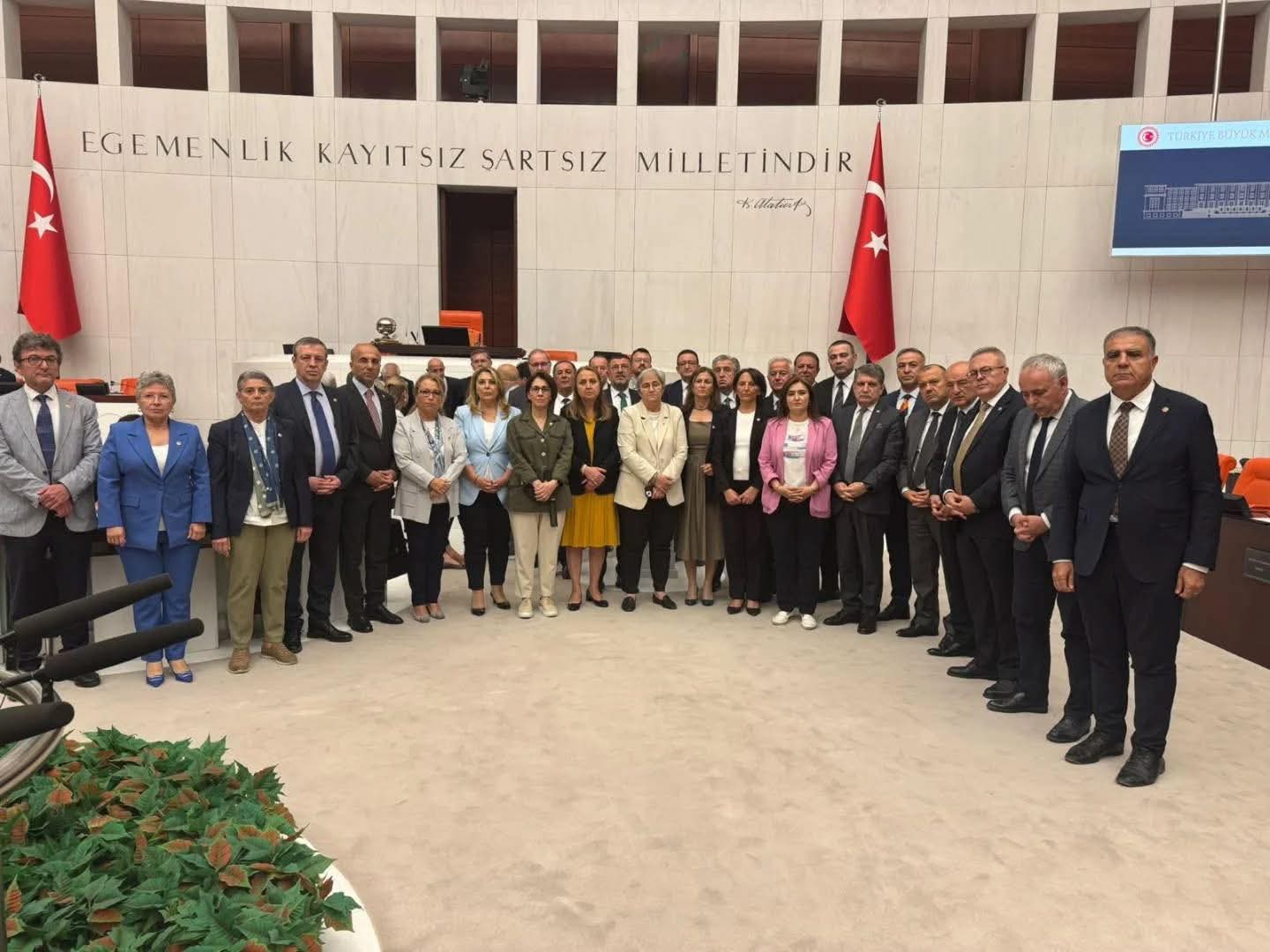 MİLLETVEKİLİ IŞIK GEZMİŞ TUTUKLAMALARI PROTESTO ETTİ