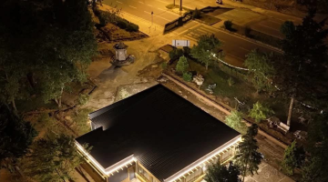 HASAN ŞENEL PARKI’NDAKİ YENİ SOSYAL TESİS, GECE IŞIKLARINDA GÖZ KAMAŞTIRDI
