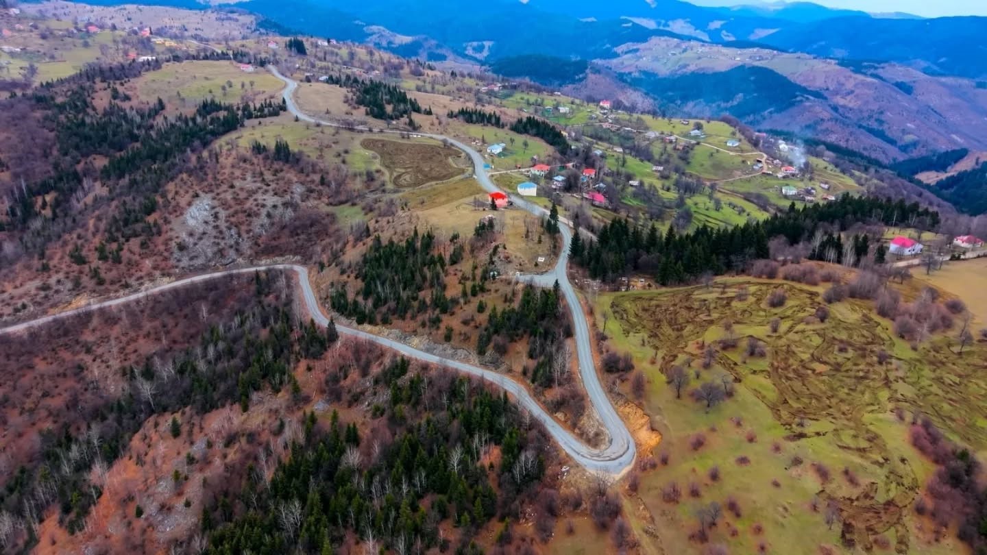 DERELİ KONUKLU KÖYÜ’NÜN ANA YOL SORUNU ÇÖZÜLDÜ: 4 KİLOMETRELİK YOLA SATI KAPLAMA