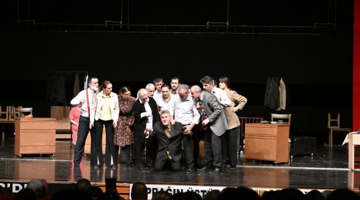 GBŞT’NİN OYNADIĞI “YAŞAR NE YAŞAR NE YAŞAMAZ” KIRŞEHİR’DE AYAKTA ALKIŞLANDI