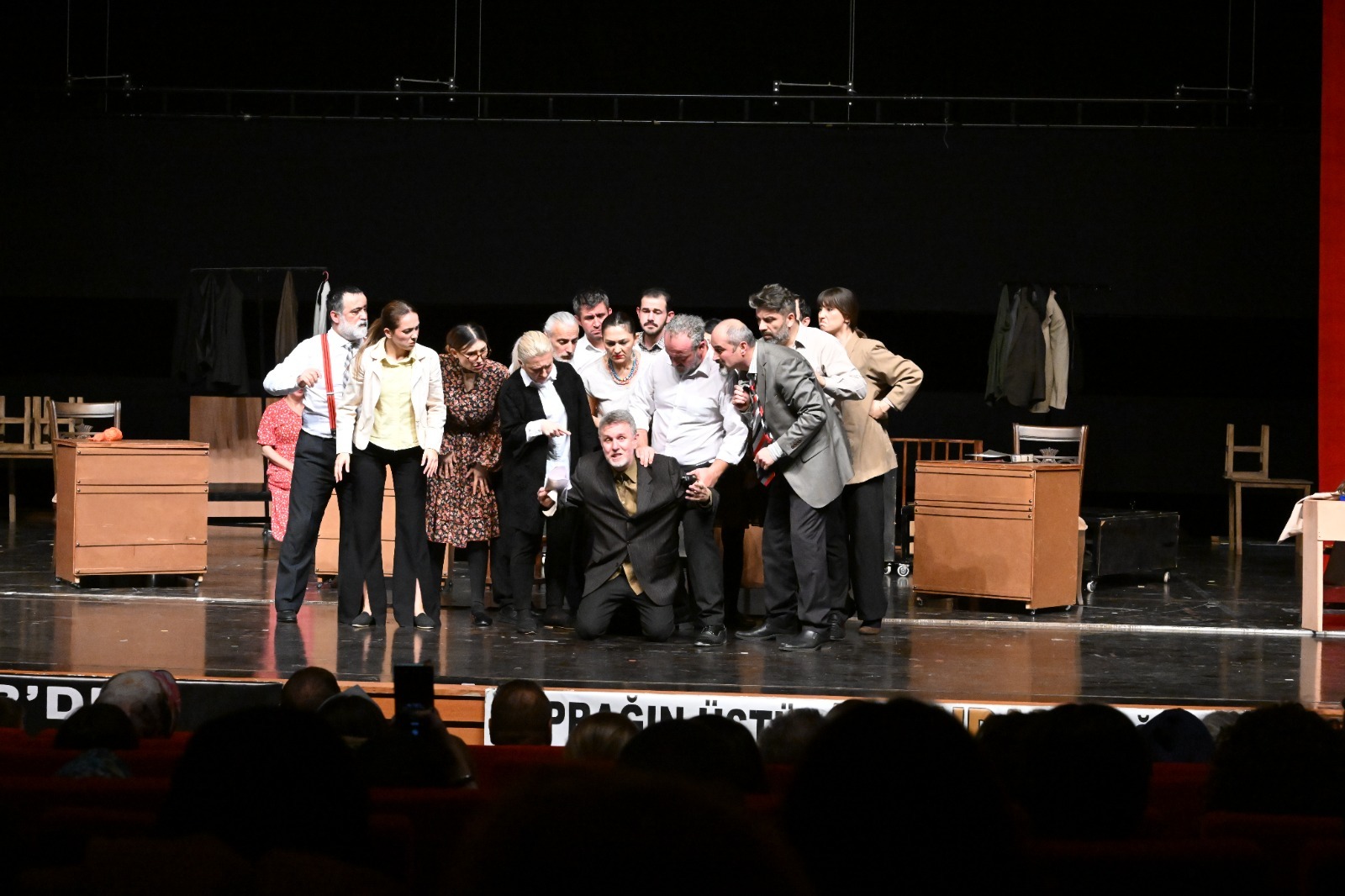 GBŞT’NİN OYNADIĞI “YAŞAR NE YAŞAR NE YAŞAMAZ” KIRŞEHİR’DE AYAKTA ALKIŞLANDI