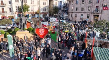 YENİ YIL ÇARŞISI COŞKUYLA AÇILDI ATATÜRK MEYDANI YENİ YILA HAZIR