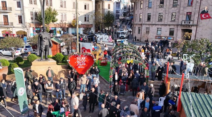 YENİ YIL ÇARŞISI COŞKUYLA AÇILDI ATATÜRK MEYDANI YENİ YILA HAZIR