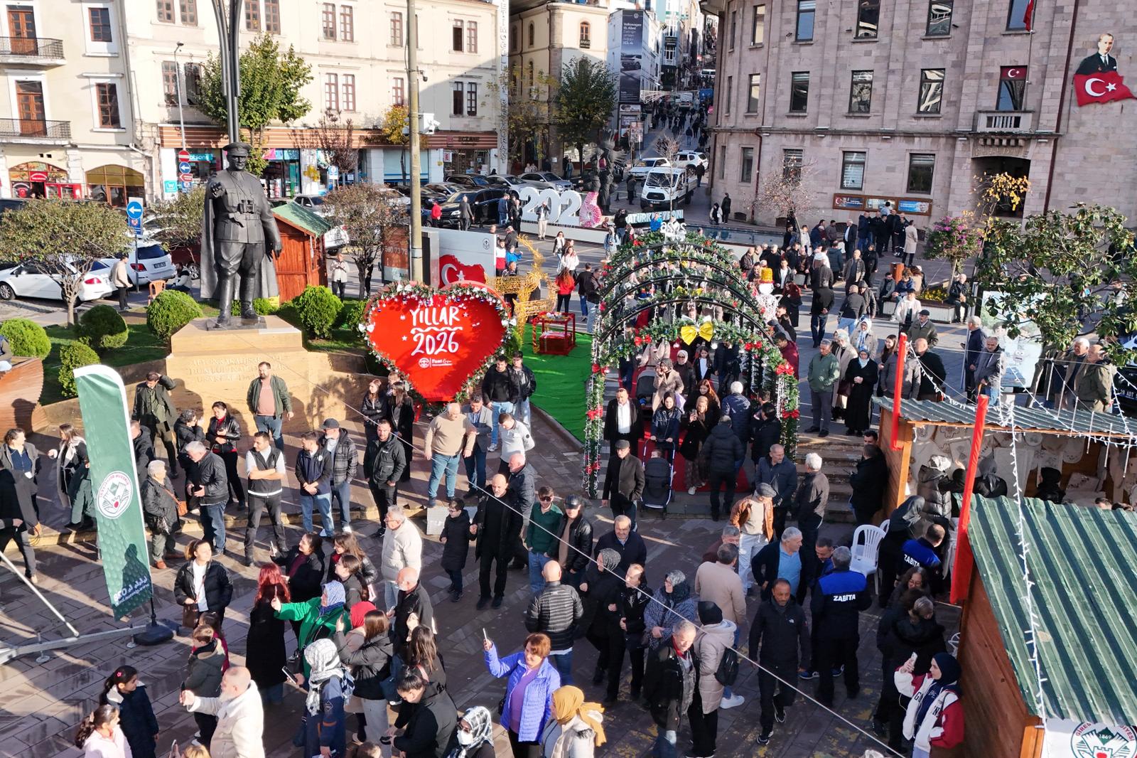 YENİ YIL ÇARŞISI COŞKUYLA AÇILDI ATATÜRK MEYDANI YENİ YILA HAZIR