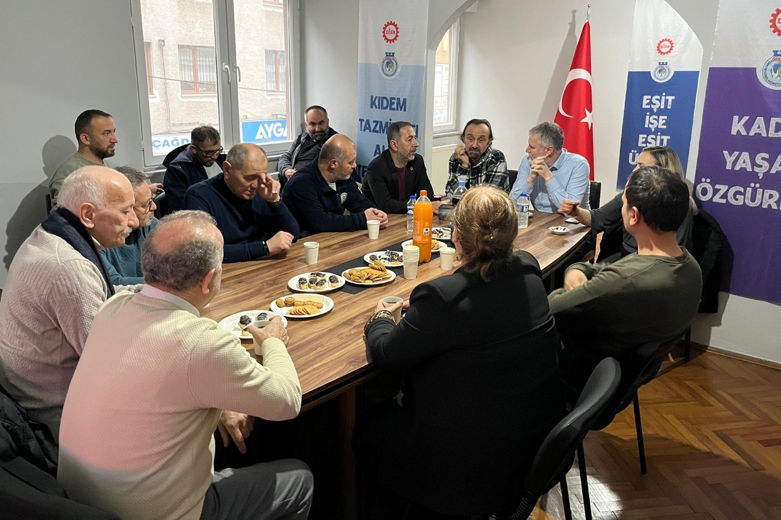 CHP’li Şenyürek Emek Örgütleriyle Bir Araya Geldi: “Asgari Ücret, Emekli Maaşları ve TİS Süreçleri Halkın Gerçeğine Göre Belirlenmeli