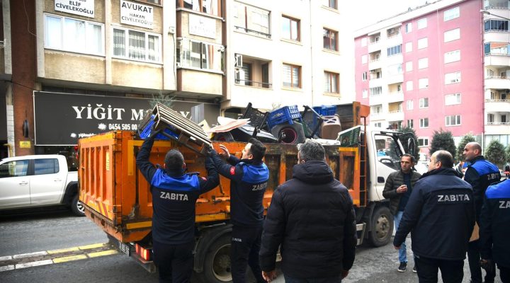 KALDIRIM İŞGALİNE ÖDÜN VERİLMİYOR DÜKKAN ÖNLERİNE KOYULAN DUBALAR VE EŞYALAR ZABITA TARAFINDAN TOPLANDI