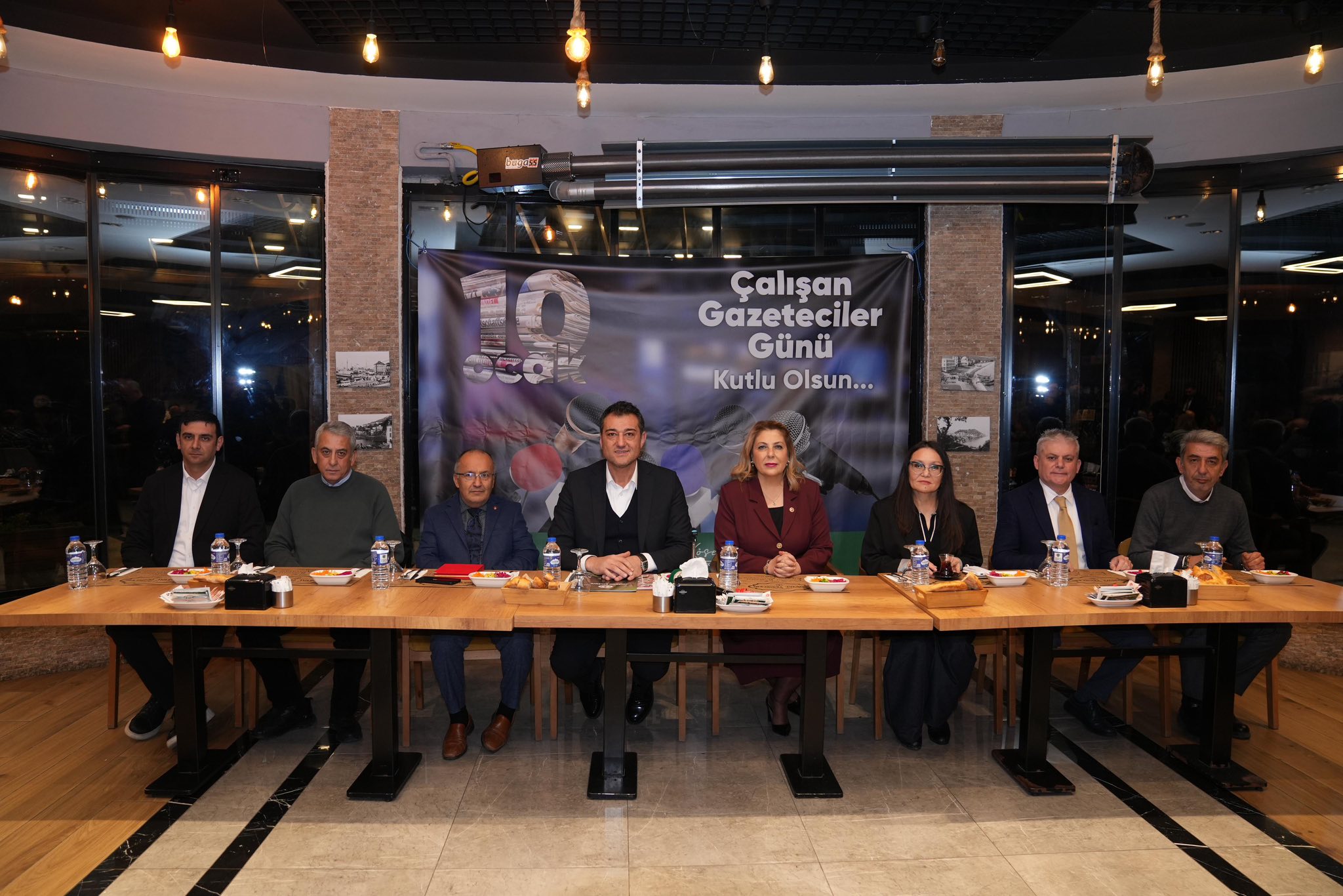 BAŞKAN KÖSE, ÇALIŞAN GAZETECİLER GÜNÜ NEDENİYLE GAZETECİLER İLE YEMEKTE BİR ARAYA GELDİ