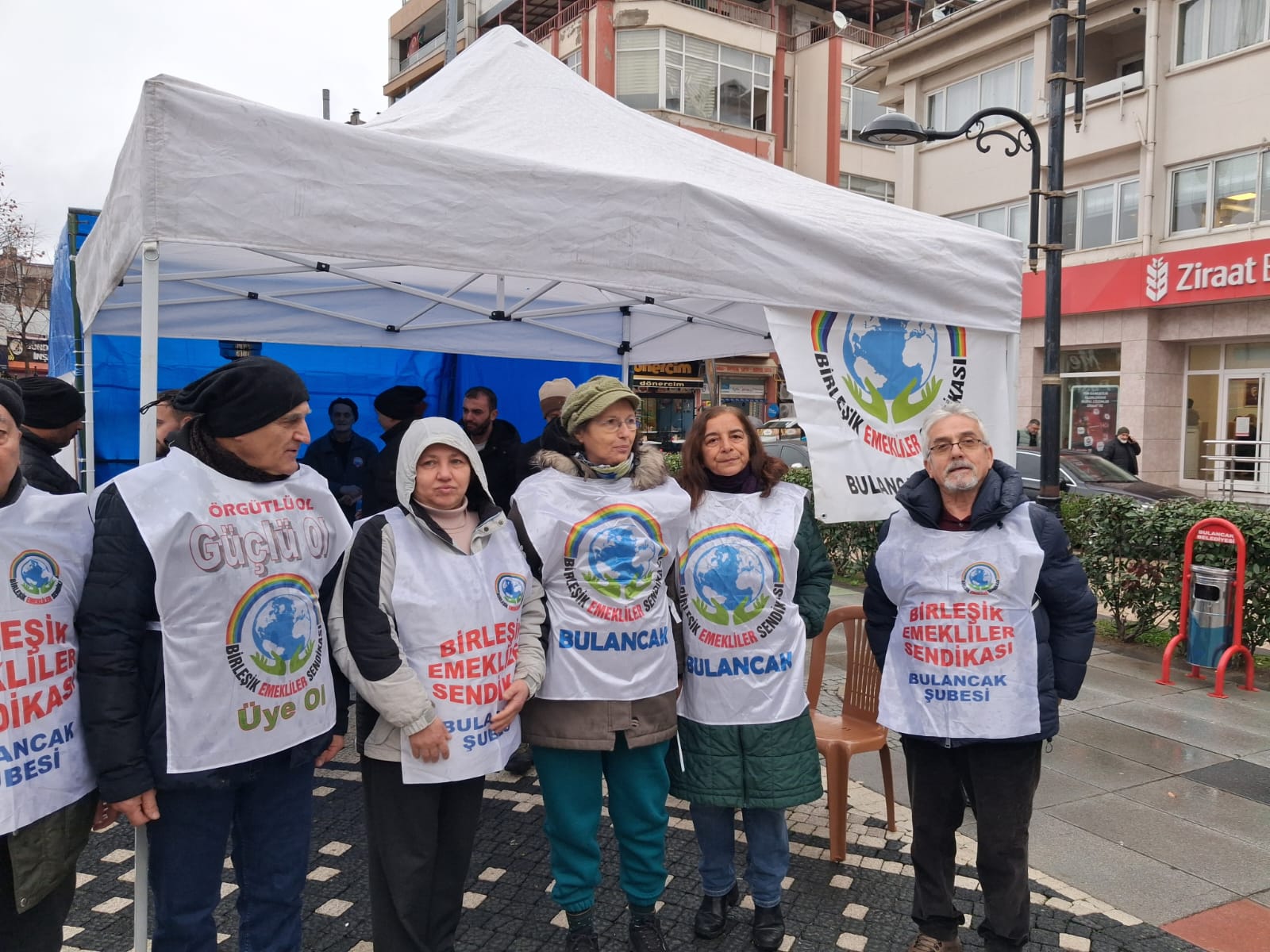 BULANCAK CUMHURİYET MEYDANI’NDA EMEKLİLERDEN “SEFALETE HAYIR” ÇIĞLIĞI