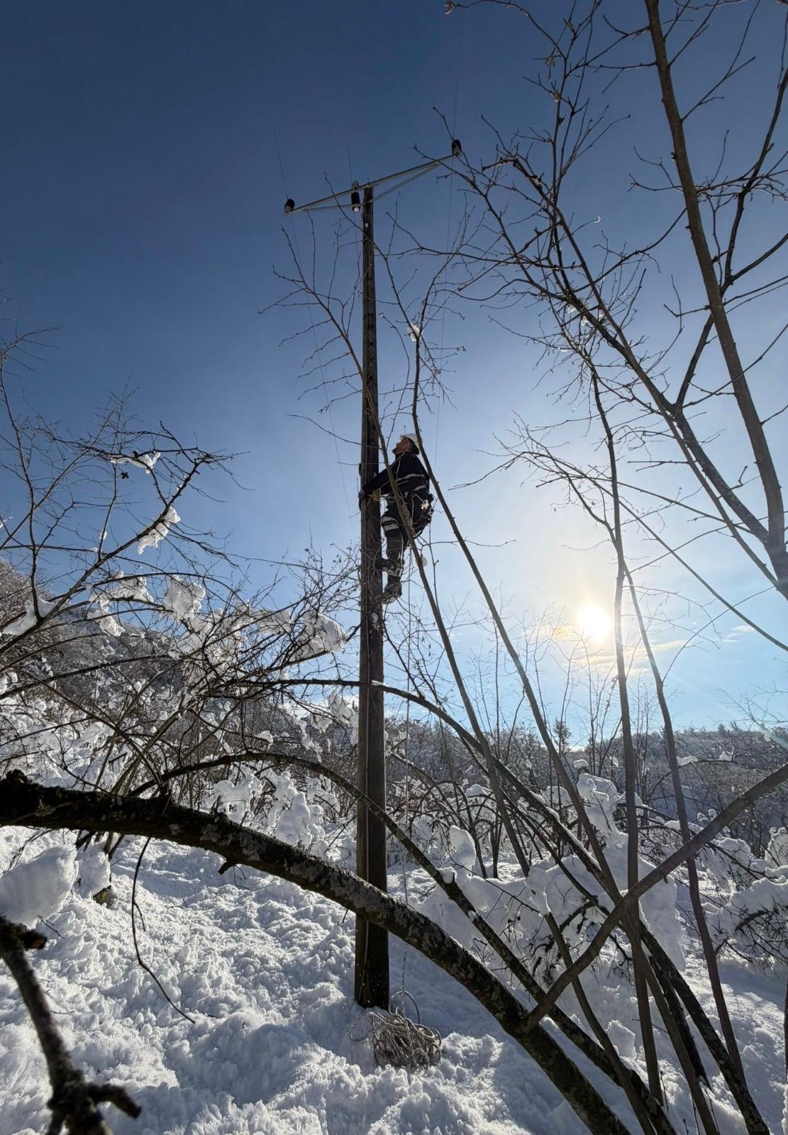ÇORUH EDAŞ, GİRESUN’DA KESİNTİSİZ ENERJİ İÇİN YOĞUN KAR YAĞIŞINDA SAHADA