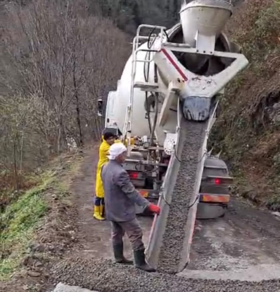 Dereli Meşeliyatak Köyü halkı, stabilize yolun 1700 metresini kendileri beton yaptı GERİ KALANINI, İL ÖZEL İDARESİ’ NDEN BEKLİYORLAR