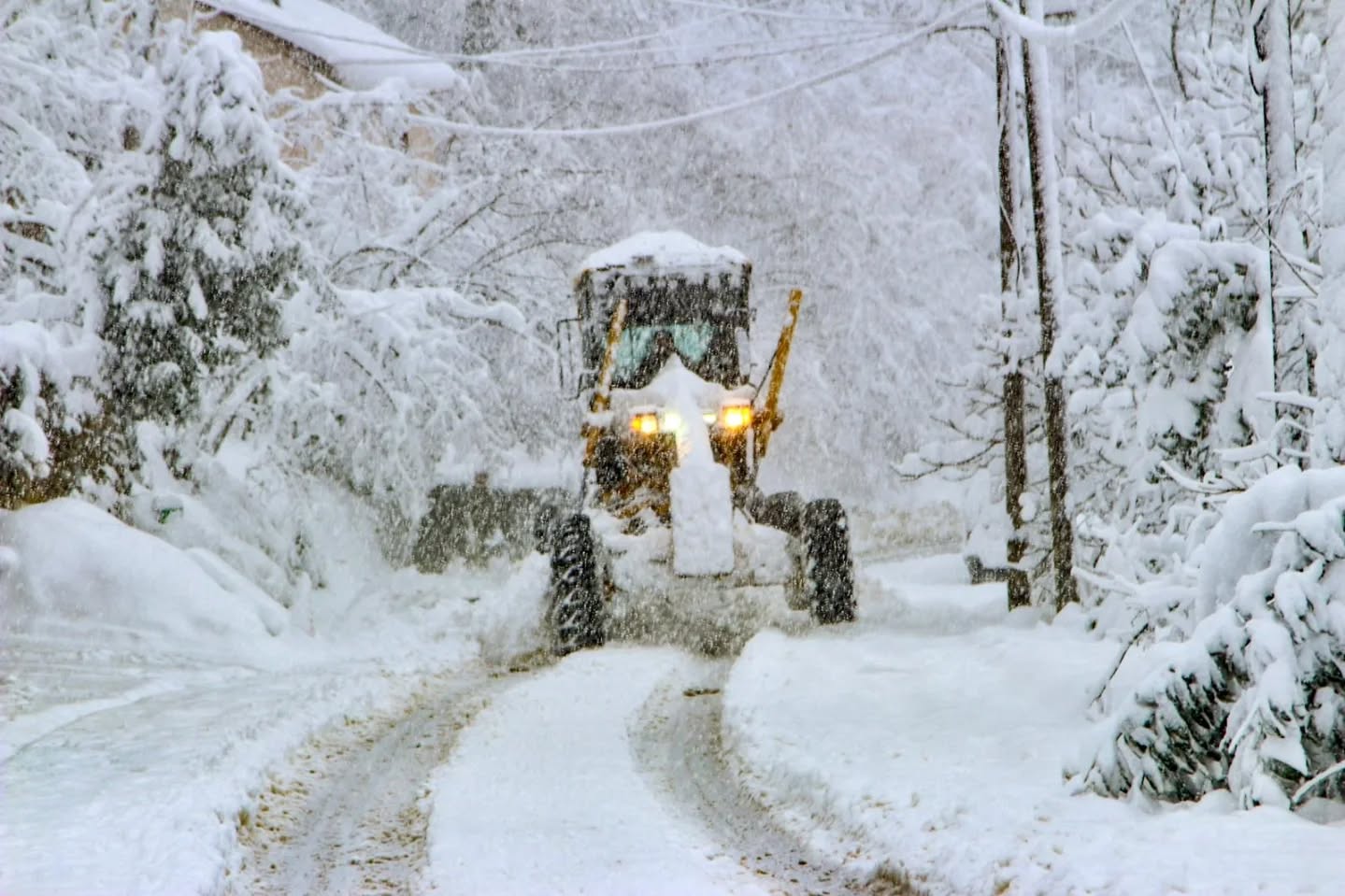 GİRESUN BELEDİYESİ EKİPLERİNDEN YÜKSEK MAHALLELERDE KAR MESAİSİ