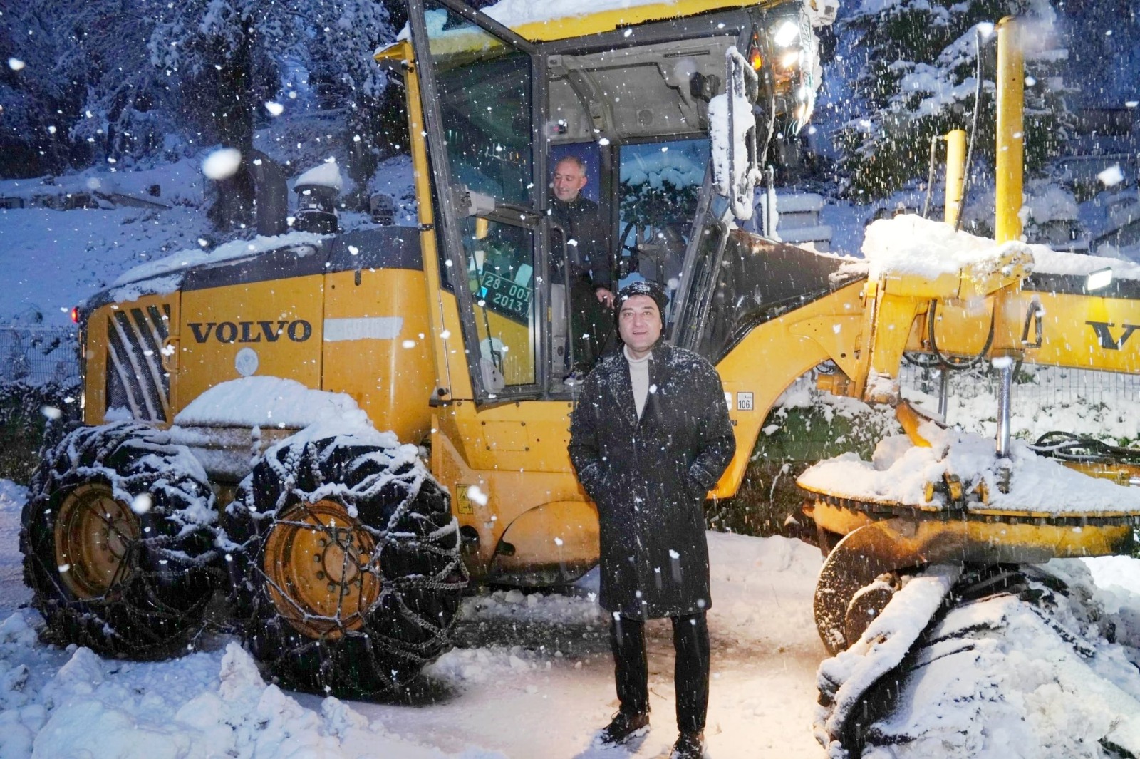 GİRESUN BELEDİYESİ KARLA MÜCADELEDE GECE BOYU SAHADAYDI