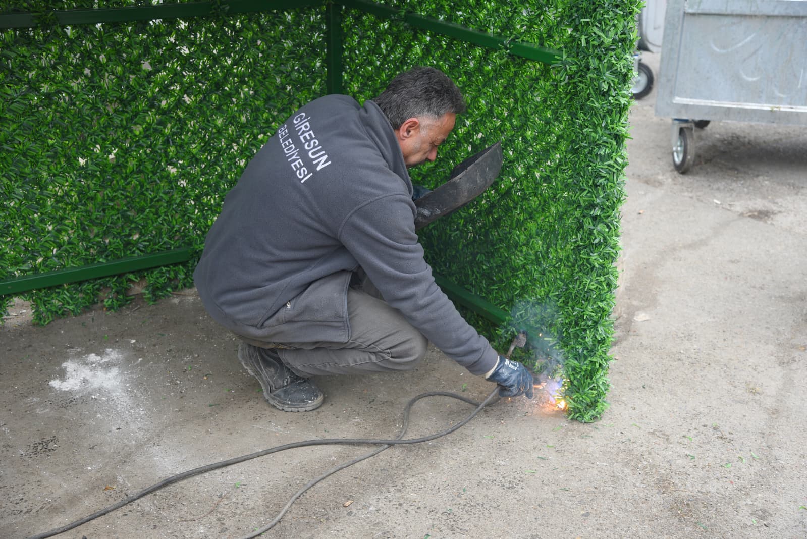 GİRESUN BELEDİYESİ YEŞİL ÇİTLİ KONTEYNER KAFESİ YAPIMINA BAŞLADI