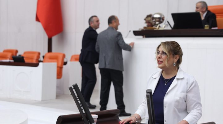 Milletvekili IŞIK GEZMİŞ “İlaç Yokluğu İhbar Hattıyla Değil, İlaca Erişim Politika Değişikliğiyle Çözülür” dedi   ECZACI CHP MİLLETVEKİLİ ELVAN IŞIK GEZMİŞ’TEN “İLAÇ YOK HATTI”NA SERT TEPKİ