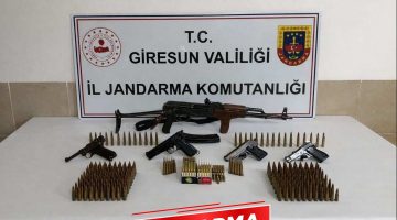 GİRESUN JANDARMASINDAN SİLAH KAÇAKÇILIĞINA DARBE: KALEŞNİKOF VE TABANCALAR ELE GEÇİRİLDİ