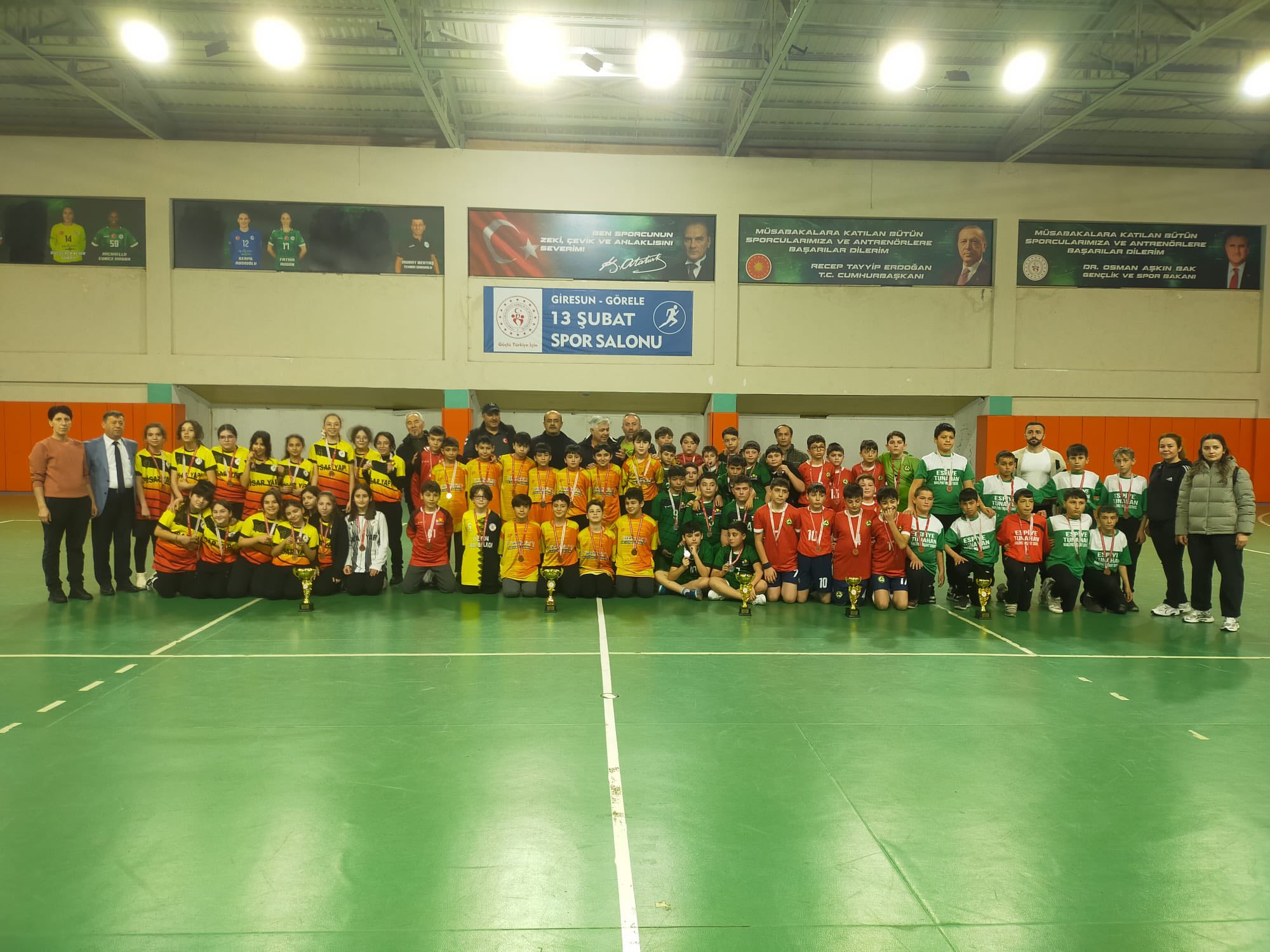 GÖRELE’DE HENTBOL ŞÖLENİ: KÜÇÜKLER İL BİRİNCİLERİ KUPALARINA KAVUŞTU