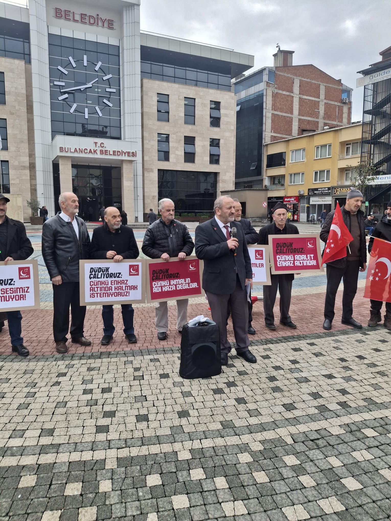 SAADET PARTİSİ’NDEN 6 ŞUBAT DEPREMLERİ’NİN 3. YILINDA “DEPREM DÜDÜĞÜ” EYLEMİ   ***“ŞEHİRLERİMİZ RANTA, İNSANLARIMIZ İHMALE KURBAN EDİLDİ” ***“SESİMİZ DUYAN VAR MI!” ***“ADALET ENKAZ ALTINDA!” ***“RANTI DEĞİL, İNSANI ÖNCELEYİN!”